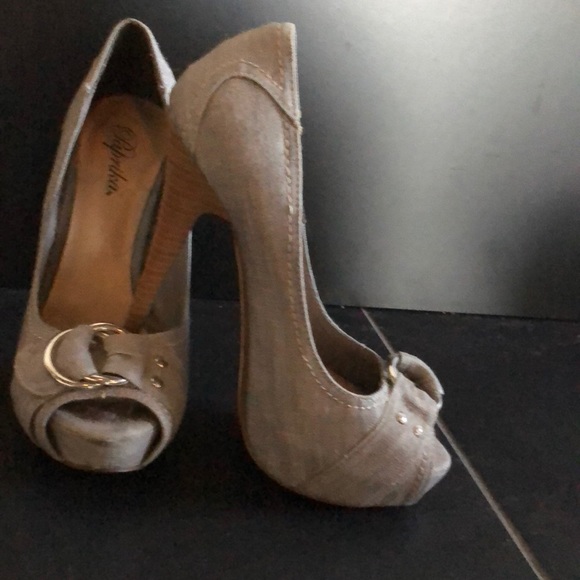 Shoes - Picture 2 of 7